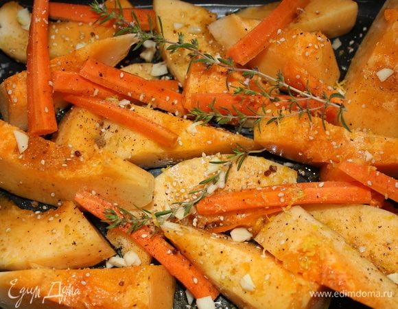 1. Очищенную от кожуры и семян тыкву нарезаем на кусочки среднего размера, нарезаем на тонкие брусочки морковь, выкладываем на противень. 
2. Поливаем оливковым маслом (2 ст. ложки).
3. Солим.
4. Перчим черным душистым свежемолотым перцем.
5. Добавляем порубленный чеснок.
6. Далее натереть на мелкой терке мускатный орех.
7. Посыпать коричневым сахаром (обычно натуральный тросниковый сахар не сильно сладкий, и в данном случае я его использую для карамелизации тыквы).
8. Добавить 2 веточки свежего тимьяна.
9. Натереть на мелкой терке цедру лимона.
10. Посыпать семенами кунжута.
11. Отправить все  в духовку, разогретую до 200°C, на 30-35 минут.