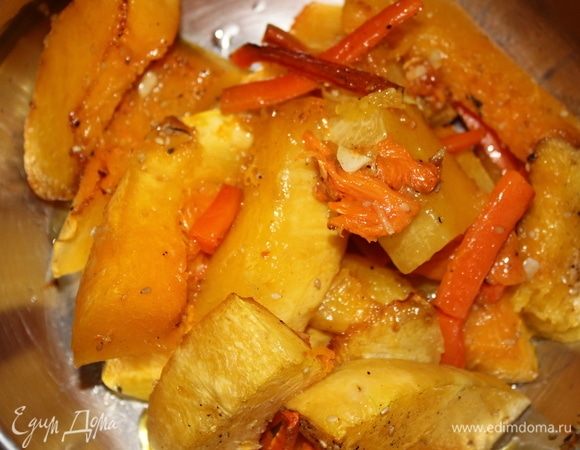 Готовые овощи выкладываем в кастрюлю.
Пока готовились наши овощи, мы заварили зеленый чай в 750 мл кипятка, очистили спелый манго, половину фрукта нарезали на кусочки.