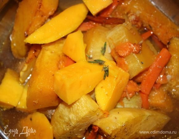 К овощам добавляем кусочки спелого манго (половина фрукта), вливаем заваренный зеленый крупнолистовой чай (750 мл), добавляем пару листьев свежего тимьяна.