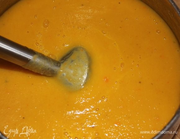 Добавляем куркуму на кончике чайной ложки.
Пюрируем овощи погруженным блендером.