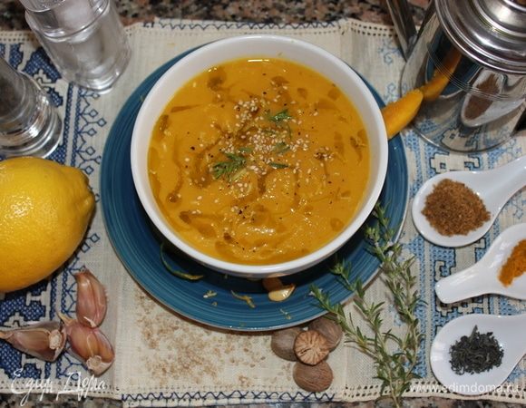 Подаем, обязательно сбрызнув оливковым маслом и натерев на мелкой терке цедру лимона.
Остальное по вкусу. Можно добавить перец, досолить, посыпать семенами кунжута и добавить пару листьев свежего тимьяна.
Наслаждайтесь приятным бархатистым вкусом супа-пюре.
Приятного аппетита! Buon appetito!