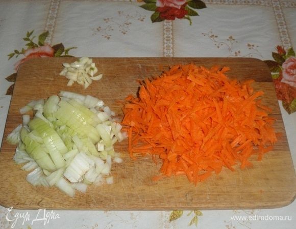 Очищаем и нарезаем лук и чеснок. Морковь трем на терке.