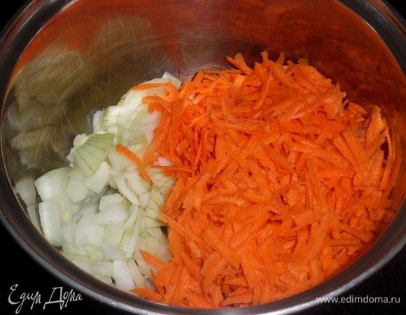 В кастрюлю наливаем 2 ст. л. растительного масла. Выкладываем овощи. 