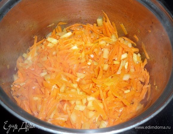 Перемешиваем и обжариваем 5 минут.