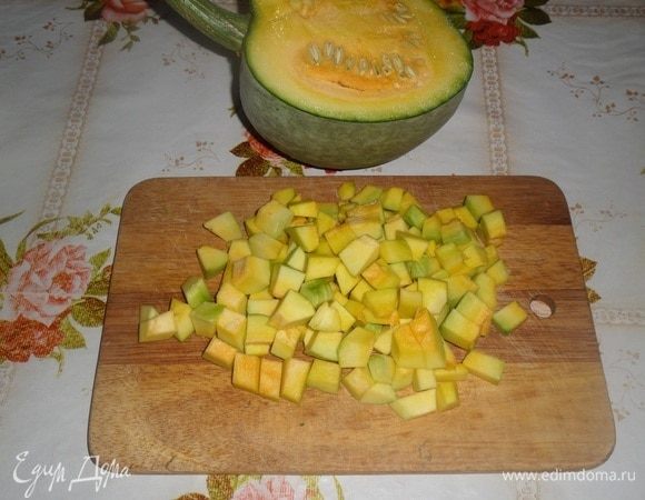 Очищаем и нарезаем тыкву.