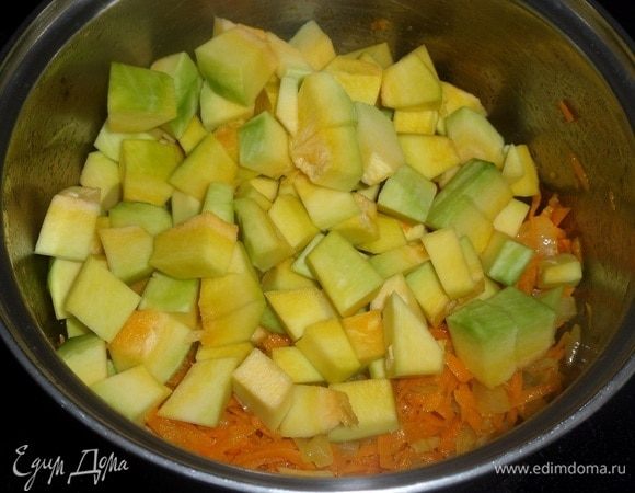 Добавляем кусочки тыквы в кастрюлю к обжаренным овощам.