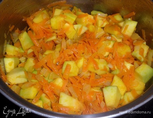 Перемешиваем. Обжариваем 3-5 минут.