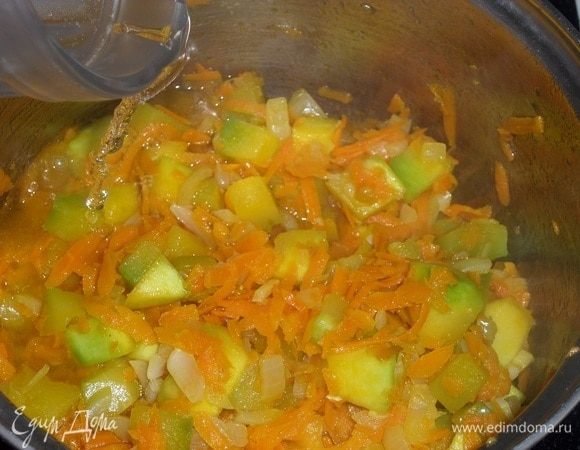 Добавляем 1,5 стакана воды и соль.