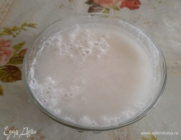 В чашечке смешиваем рисовую муку и 1/2 стакана воды комнатной температуры.