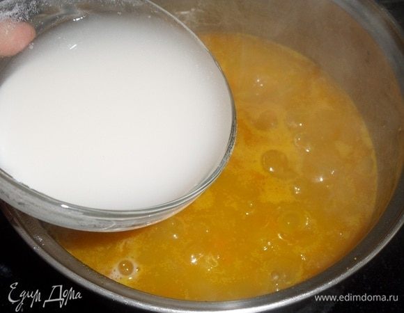 Добавляем эту смесь в кастрюлю с супом.