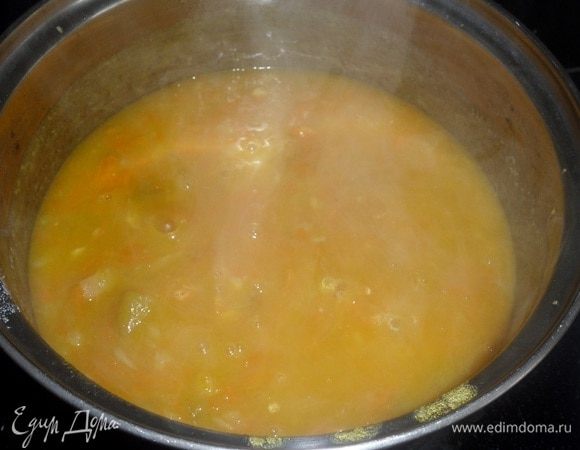 Хорошо перемешиваем и готовим суп еще 2-3 минуты.