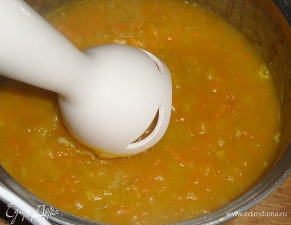 Измельчаем суп с помощью блендера. 