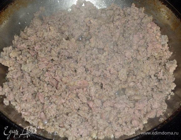 В сковороду наливаем 1 ст. л. растительного масла. Выкладываем мясной фарш. Солим. Обжариваем до готовности.