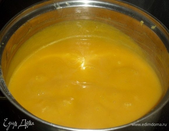 Кастрюлю с супом-пюре возвращаем на огонь. Доводим до кипения. Убираем кастрюлю с огня.