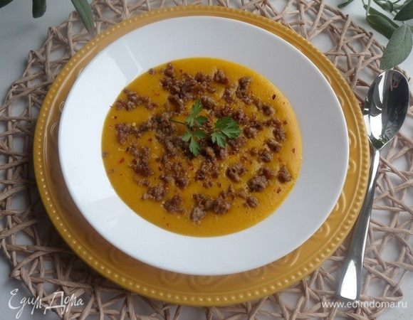 Разливаем суп по тарелкам. Добавляем обжаренный мясной фарш, молотый перец чили и зелень.