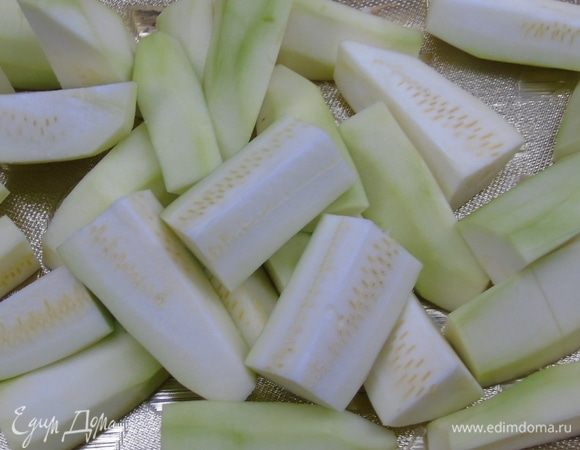 Кабачки очищаем от кожуры и нарезаем крупными ломтиками.