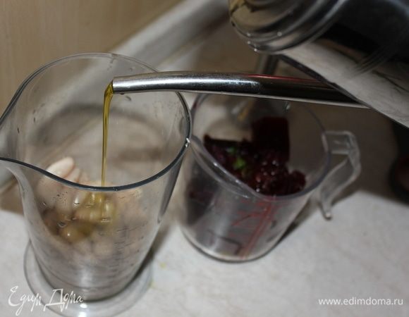 Выкладываем в 2 разных емкости:
1. В первую емкость: бобы консервированные, посолить, поперчить, добавить порубленный зубчик чеснока, добавить несколько измельченных листьев розмарина, 2 ст. л. оливкового масла, добавить 100 мл. питьевой воды.
2. Во вторую емкость: свеклу вареную очищенную от кожуры, посолить, добавить 2-3 листика свежей мяты, добавить оливковое масло 1 ст. ложку, влить 200 мл. питьевой воды.