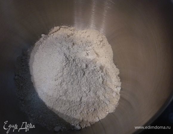 В чаше комбайна смешать оба вида муки. 