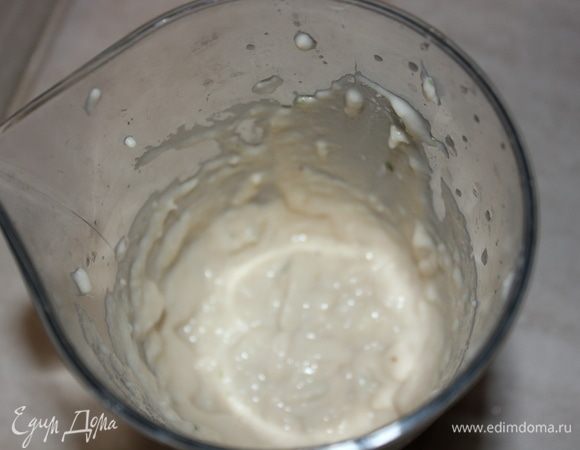 Содержимое обеих емкостей пюрировать до однородной массы с помощью погружного блендера.