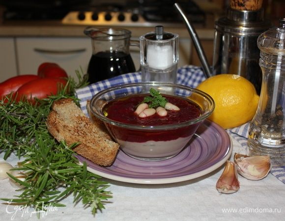 Выкладываем по возможности в углубленную стеклянную чашу или бокал слоями.
1. Нижний слой из пюре бобов выложить и распределить равномерно, постукивая снизу по дну чаши ладошкой.
2. Полить по краям оливковым маслом так, чтобы следующий, свекольный слой, не проникал в нижний, и сохранялся контраст.
3. Выкладываем аккуратно верхний свекольный слой супа-пюре.