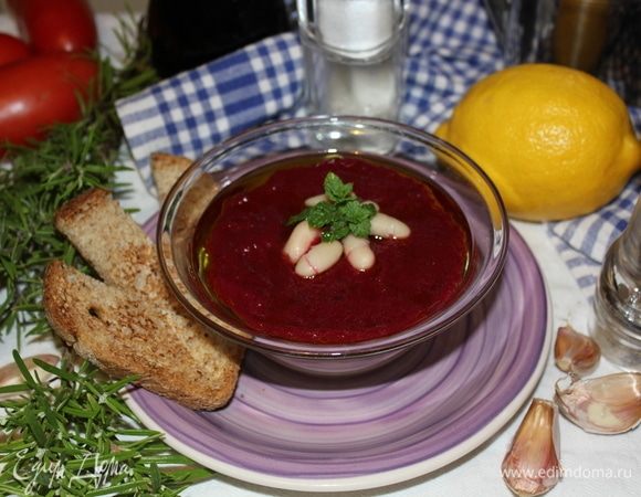 Украшаем несколькими плодами бобов, листьями свежей мяты, несколько капель оливкового масла, свежемолотый черный перец. Подаем с кусочками подсушенного на сковороде хлеба и бокалом красного сухого вина.
Вкусно, быстро, просто! Приятного аппетита! Buon appetito!