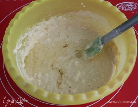 Затем добавить растительное масло, еще часть муки.