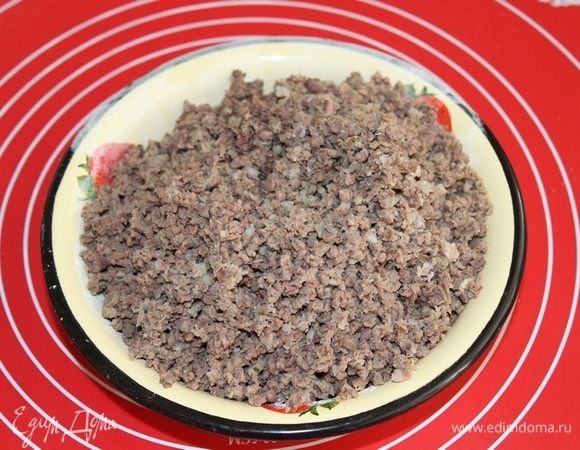 Для начинки заранее отварите в подсоленной воде свиную печень и легкое, измельчите с помощью мясорубки.