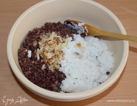 К ливеру добавить отварной рис и обжаренный лук.