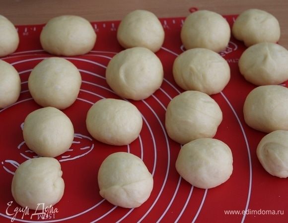 Тесто разделяем на одинаковые кусочки.