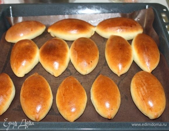 Выпекаем в заранее разогретой до 180–190ºC духовке 15–20 минут.