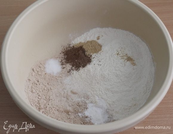В чашке смешать обе муки, специи, соль и соду.