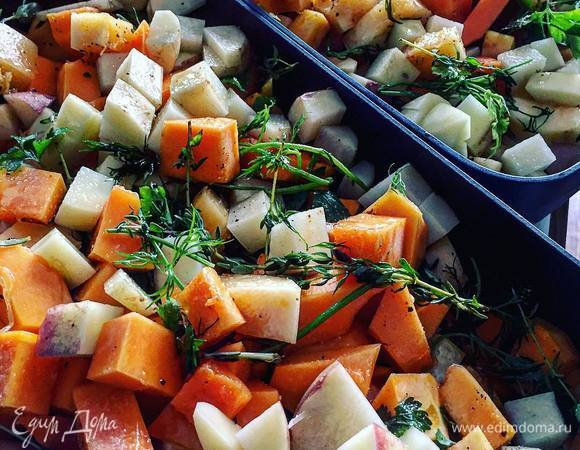 Нарезаем овощи мелкими кубиками и обжариваем на сковороде в оливковом масле 10-15 минут.