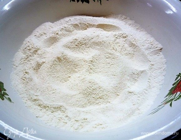 В чашку просеиваем муку, добавляем разрыхлитель, соль, сахар, перемешиваем. 