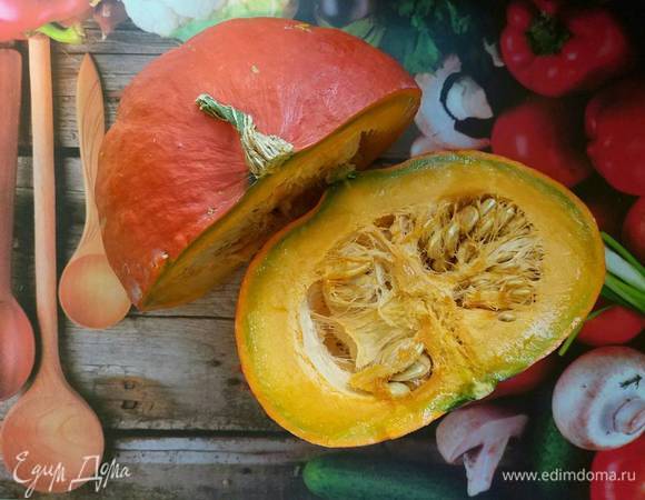 Тыкву нарезаем кубиками и ставим варить до полуготовности, после чего добавляем наши овощи и доварим еще 5 минут.
