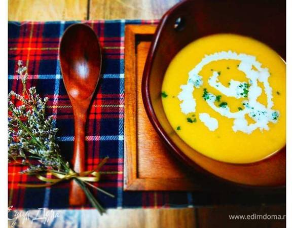 Разливаем полученный суп по тарелочкам, украшаем сметаной. Приятного аппетита!