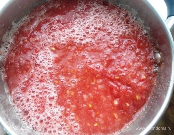 Помидоры вымыть и прокрутить через мясорубку.