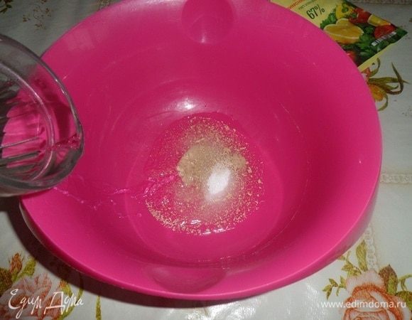 В чашку  высыпаем соль, сахар и сухие дрожжи. Добавляем теплую воду. Перемешиваем.