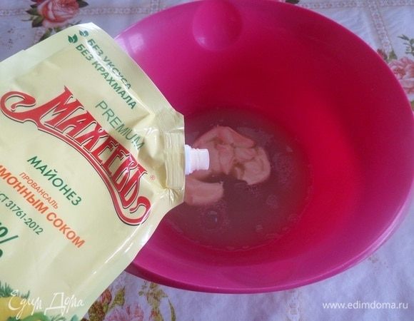 Добавляем майонез ТМ «МахеевЪ». Хорошо перемешиваем.