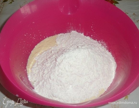Просеиваем муку.