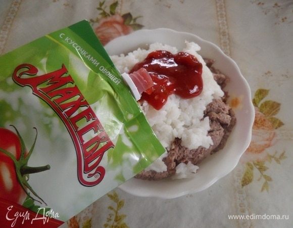 Пока подходит тесто, готовим начинку. Отвариваем в подсоленной воде пакетик риса. Пропускаем через мясорубку мясо (я использовала отварную  утиную грудку). В чашку выкладываем отварной рис, мясной фарш и кетчуп. Солим по вкусу.