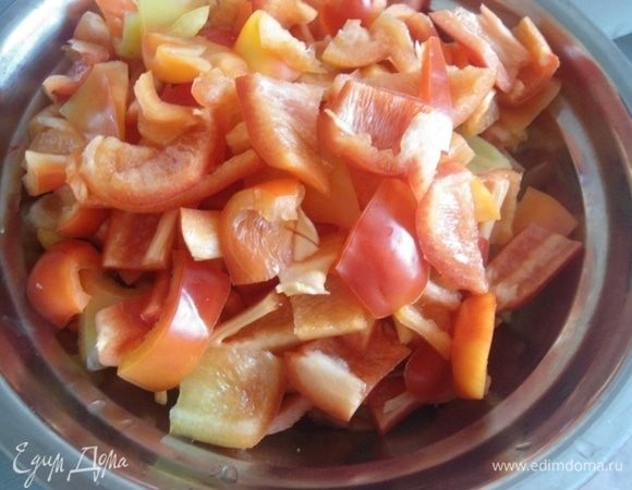 Перец вымыть, очистить от семян и нарезать кубиками или полосками, как нравится. Морковь почистить и натереть на крупной терке.