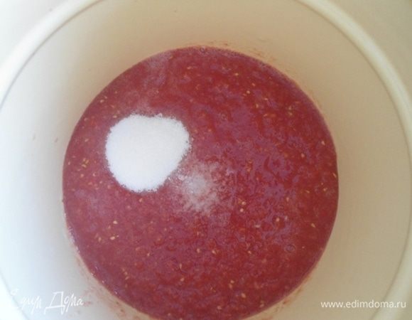 В кастрюле смешать  перекрученные помидоры, сахар, соль и растительное масло (мерка —
 стакан граненый 200 г). Поставить на огонь. Проварить 5 минут.