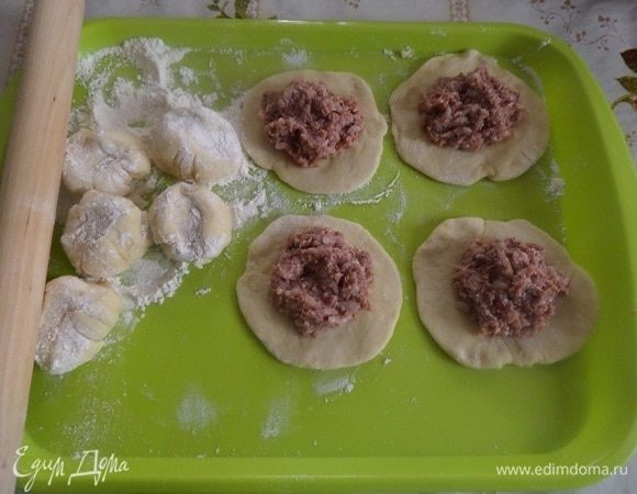 На рабочей поверхности раскатываем из теста небольшие лепешки. Выкладываем на лепешки 1 -2 ч. л. подготовленной начинки.