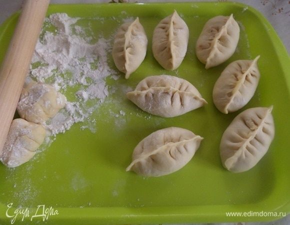 Защипываем лепешки с начинкой. Получаются вот такие пирожки.