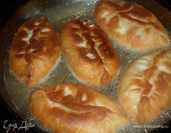 В разогретую сковороду наливаем растительное масло, выкладываем пирожки и обжариваем с обеих сторон до золотистого цвета. Выкладываем обжаренные пирожки на бумажные полотенца, убирая лишнее масло.
