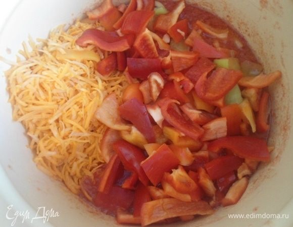 Добавить морковь и перец. Перемешать. Тушить15 минут, помешивая.