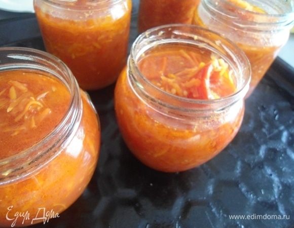 Лечо мы будем стерилизовать.Чистые банки наполнить салатом, но не до краев, оставить немного места. Прикрыть крышками (не завинчивать) и поставить в холодную! духовку (у меня электрическая). Включить нагрев до 150°С и таймер на 15 минут. 
