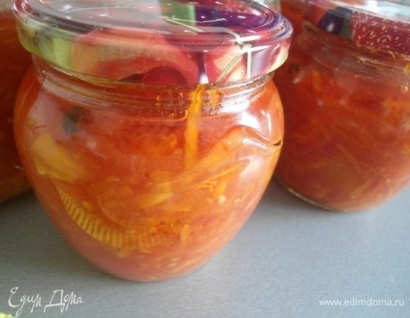 Когда время выйдет, достать горячие банки и закрутить крышками. Убрать под шубу до остывания.