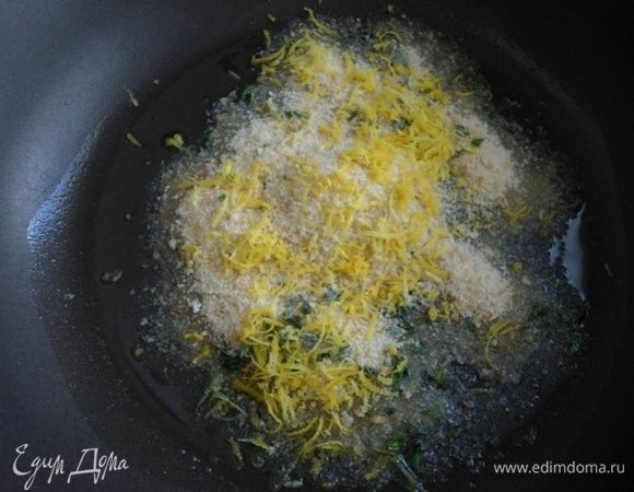 Для начала сделаем лимонную крошу, которой будем посыпать готовое ризотто. В сковороде разогреть масло, добавить сухари панировочные (у меня домашние), цедру лимона и сушеную мяту.