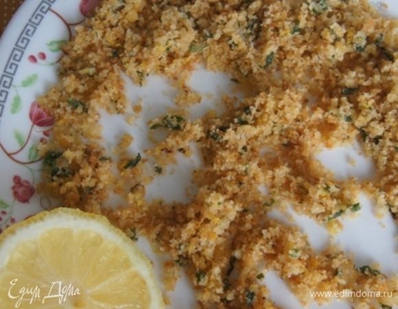 Обжарить до золотистой крошки. Пересыпать на тарелку, чтобы остыло.